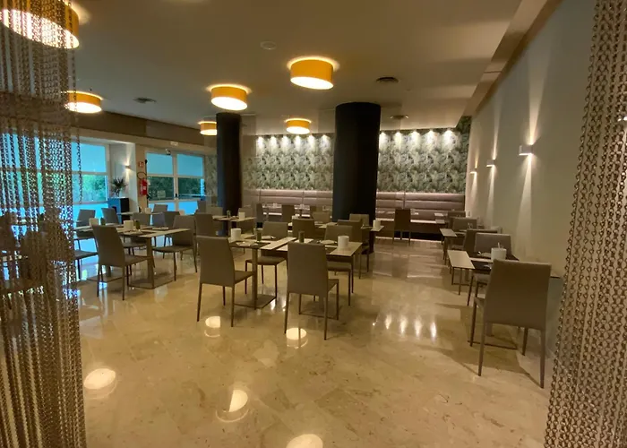 Hotel con tennis: International Beach Hotel